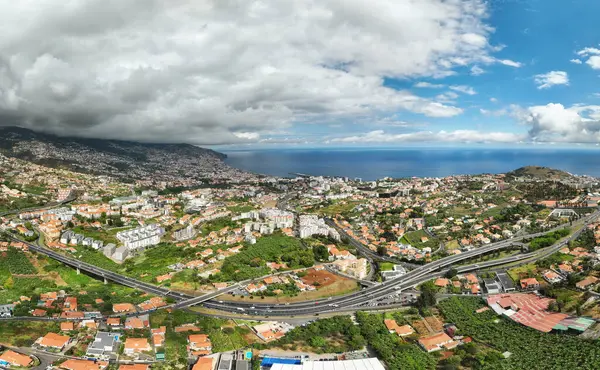 Portekiz 'in Madeira adasındaki Funchal kasabasının insansız hava aracı görüntüsü