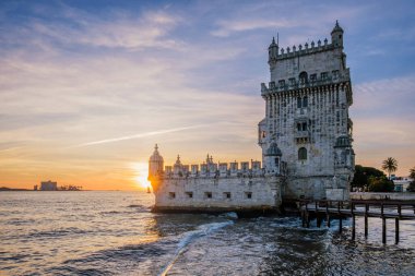 Belem Kulesi veya St. Vincent Kulesi - Lisboa 'nın ünlü turizm merkezi - gün batımında Tagus Nehri Tejo kıyısında. Lizbon, Portekiz