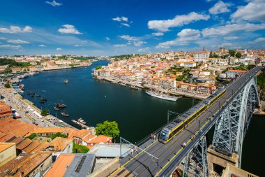 Porto şehri ve Douro nehri manzarası ve Dom Luis Köprüsü I ünlü turist perspektifi Miradouro da Serra do Pilar 'dan günbatımında metro tramvayı ile. Porto, Vila Nova de Gaia, Portekiz