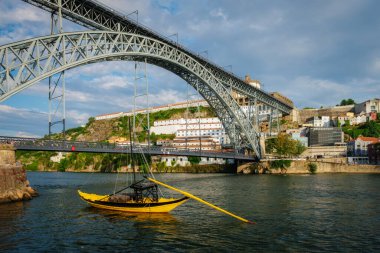 Mosteiro da Serra do Pilar manastırı ile Vila Nova de Gaia şehrinin manzarası ve Dom Luis Douro nehri üzerinde liman şarabı fıçılarıyla geleneksel bir köprü. Porto, Vila Nova de Gaia, Portekiz