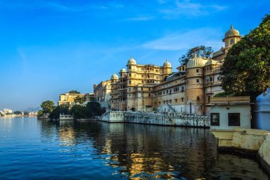 Romantik Hindistan lüks turizm geçmişi - Udaipur Şehir Sarayı ve Pichola Gölü. Udaipur, Rajasthan, Hindistan