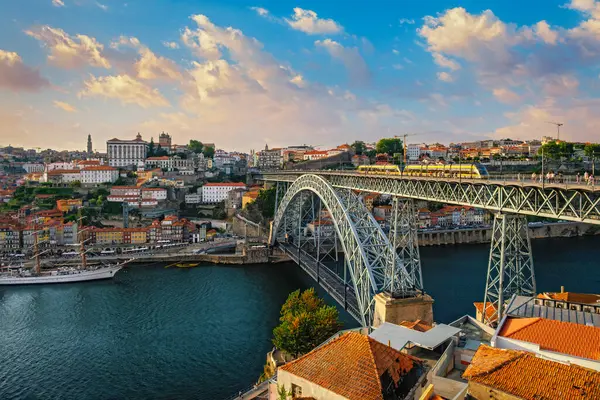 Porto şehri ve Douro nehri manzarası ve Dom Luis köprüsü ünlü turist bakış açısıyla gün batımında Miradouro do Jardim do Morro 'dan tramvayla. Porto, Vila Nova de Gaia, Portekiz