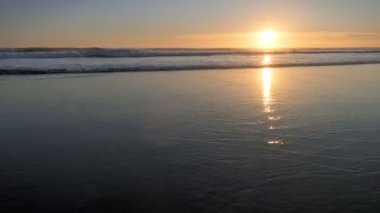 Fonte da Telha sahilinde dalgalanan dalgalarla Atlantik Okyanusu 'nun batışı, Costa da Caparica, Portekiz