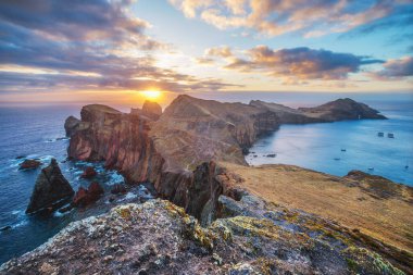 Madeira Adası manzaralı engebeli manzara - güneş doğarken Ponta do Sao Lourenco pelerini, Abismo bakış açısı. Madeira, Portekiz