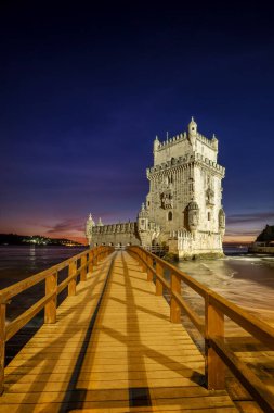 Belem Kulesi veya St Vincent Kulesi - Lisboa 'nın ünlü turizm merkezi - gün batımından sonra dramatik bir gökyüzü ile Tagus Nehri Tejo kıyısında. Lizbon, Portekiz