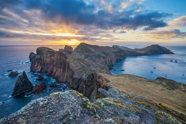 Madeira Adası manzaralı engebeli manzara - güneş doğarken Ponta do Sao Lourenco pelerini, Abismo bakış açısı. Madeira, Portekiz