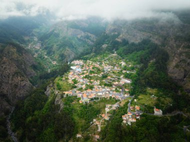 Miradouro da Eira do Serrado, Madeira Adası, Portekiz 'deki rahibeler vadisindeki Curral das Freiras köyünün insansız hava aracı görüntüsü.