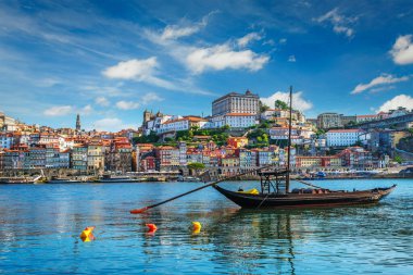 Porto şehri ve Douro nehri manzarası ünlü turist bakış açısıyla Marginal de Gaia nehir kıyısından porto şarabı fıçıları taşıyan geleneksel teknelerle dolu. Porto, Vila Nova de Gaia, Portekiz