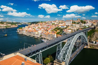 Porto şehri ve demirli yelkenli gemisiyle Douro nehri manzarası ve Dom Luis Köprüsü I ünlü turist bakış açısıyla gün batımında Miradouro da Serra do Pilar. Porto, Vila Nova de Gaia, Portekiz