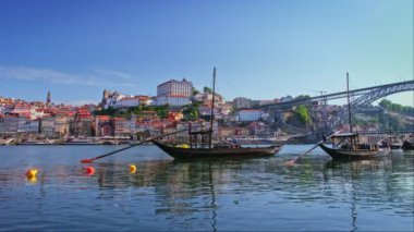 Porto şehri ve Douro nehri manzarası ünlü turist bakış açısıyla Marginal de Gaia nehir kıyısından porto şarabı fıçıları olan geleneksel teknelerle dolu. Porto, Vila Nova de Gaia, Portekiz