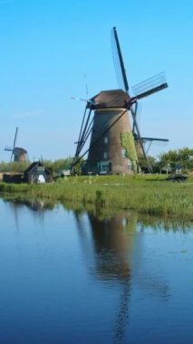 Hollanda 'nın ünlü turizm sahası Kinderdijk' te yel değirmenleri olan kırsal bölge. Yatay kamera tavası