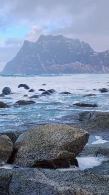 Plaj Norveç Denizi fiyort kar ile kışın buzlu. Utakliev beach, Lofoten Adaları, Norveç