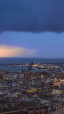 Cenova, İtalya 'nın Cenova limanının akşam saatleri. Port vinçleri ve yıldırımlı sanayi bölgesi var. Ceneviz, İtalya. Kamera yakınlaştırması etkin