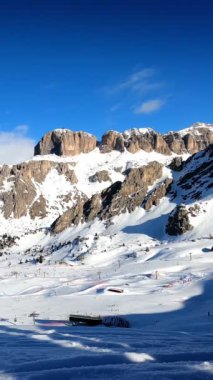 İtalya 'daki Dolomitler' de kayak yapan insanlarla dolu bir kayak merkezinin zaman çizelgesi. Kayak alanı Belvedere. Canazei, İtalya