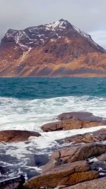 Norveç Denizi fiyort kışın kayalık kıyıları. Lofoten Adaları, Norveç