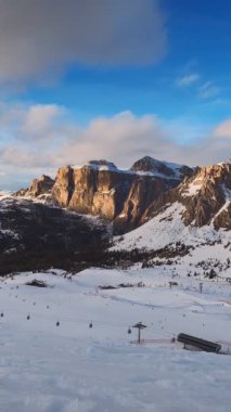 Gün batımında Dolomitler 'de kayak yapan insanlarla dolu bir kayak merkezinin zaman çizelgesi. Kayak alanı Belvedere. Canazei, İtalya