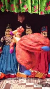 Geleneksel Rajasthani Kathputli kuklaları, Rajasthan, Udaipur, Rajasthan, Hindistan 'a özgü sicim kukla tiyatrosunu gösteriyor..