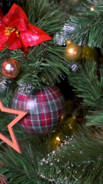 Noel kutlaması tatil geçmişi - Noel ağacı süslemesi süslenmiş Noel ağacının üzerindeki noel balosu, kış tatilleri birleşmesi. Kamyon kaydırma atışı