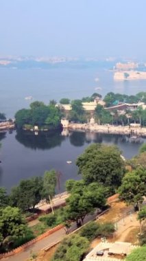 Pichola Gölü 'nün hava manzarası Jag Mandir Gölü Bahçesi Sarayı, Jaguar Gölü ve şehir sarayı teleferik halatından yapılmış. Udaipur, Rajasthan, Hindistan. Yatay izleme görüntüsü