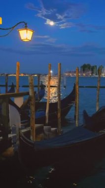 Venedik 'te romantik bir tatil geçmişi var. Saint Mark San Marco Meydanı' nın Venedik gölünde gondollar ve Venedik, İtalya 'da akşam üzeri arka planda San Giorgio di Maggiore kilisesi. Kamera tavası