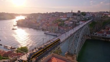 Porto şehri ve Douro nehri manzarası ve Dom Luis Köprüsü I ünlü turist perspektifi Miradouro da Serra do Pilar 'dan günbatımında metro tramvayı ile. Porto, Vila Nova de Gaia, Portekiz