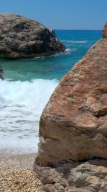 Paleochori sahilindeki kayalar ve Ege Denizi 'nin dalgaları, Milos Adası, Cyclades, Yunanistan. Yatay izleme görüntüsü