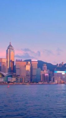 Victoria Limanı üzerindeki Hong Kong şehir merkezi gökdelenleri akşam aydınlandı. Hong Kong, Çin