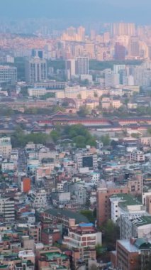 Seul şehir merkezi ve Inwang Dağı 'ndan gün batımı manzaralı Gyeongbokgung Sarayı. Seul, Güney Kore.