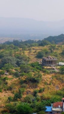 Kumbhalgarh kalesi ve Hint şehri Kumbhalgarh hava manzarası. Ağaçlar ve kaleler Aravalli tepelerindeki antik duvarlar ünlü bir turizm merkezidir. Rajasthan 'daki Hill Kalesi' ne ait. Hindistan. Yatay tava