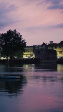 Ünlü turist simgesi mavi şehir Jodhpur geceleri: göl ve Mehrangarh Kalesi manzarası. Rajasthan, Hindistan. Yatay kamera görüntüleme