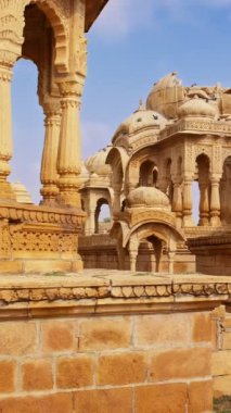 Hint Thar Çölü 'nde kumtaşından yapılmış Bada bagh cenotaphs (Hindu mozolesi). Jaisalmer, Rajasthan, Hindistan. Kamera tavası