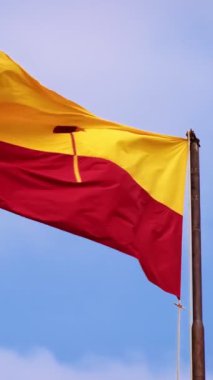 Jaisalmer bayrağı gökyüzünde dalgalanıyor. Rajasthan, Hindistan