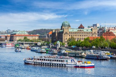 turist tekneleri doğum vltava Nehri Prag, Çek Cumhuriyeti