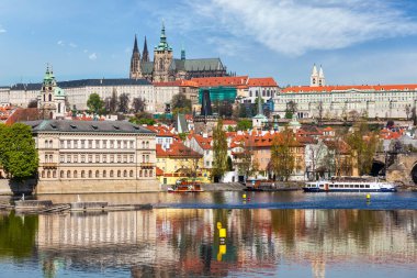 Vltava Nehri ve Gradchany Prag Şatosu ve St. Vitus Katedrali üzerindeki Charles Köprüsü manzarası