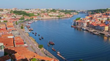 Günbatımında Porto şehri ve Douro nehrinin hava manzarası ünlü turist bakış açısıyla Miradouro da Serra do Pilar. Porto, Vila Nova de Gaia, Portekiz