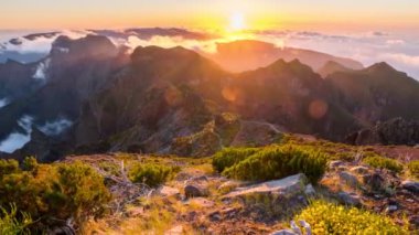 Gün batımında Pico Ruivo 'dan hızlı hareket eden bulutlarla dağların zamanı. Madeira Adası, Portekiz. Kamera tavası