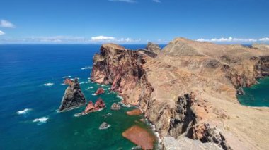 Madeira Adası manzaralı engebeli manzara - Ponta do Sao Lourenco pelerini, Miradouro do Abismo bakış açısı. Madeira, Portekiz. Kamera tavası