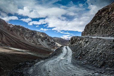 toprak yol şiddetli doldurulmamış Himalayalar. Spiti Vadisi, himachal pradesh, Hindistan