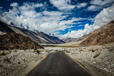 yol Himalaya peyzaj nubra Vadisi Himalayalar. Ladakh, Hindistan