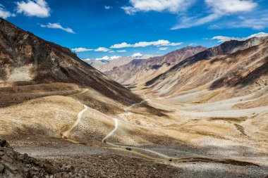 Himalaya Vadisi 'nin Kunzum La Geçidi' nin yakınındaki yol manzarası. İddialara göre dünyanın en yüksek otomobil geçidi. 5602 metre, Ladakh, Hindistan.