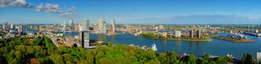 Rotterdam şehrinin ve Erasmus Köprüsü 'nün, Nieuwe Maas nehrinin üzerindeki Erasmusbrug nehrinin havadan panoramik görüntüsü.
