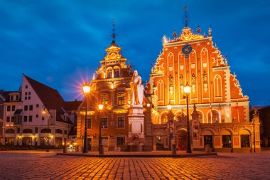 Riga Belediye kare, ışıklı siyah nokta ve st. roland heykeli evi akşam alacakaranlık, riga, Letonya