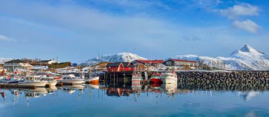 Balıkçı tekneleri ve yatlar köyünde kış, Norveç Lofoten Adaları Norveç fiyordu iskelede Panoraması