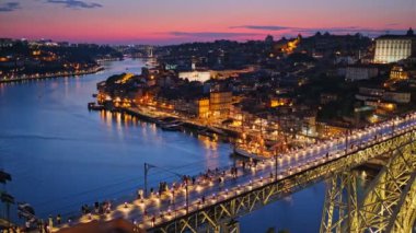 Porto şehri, Douro nehri ve Dom Luis köprüsünün ünlü turist bakış açısı Miradouro da Serra do Pilar 'ın akşam alacakaranlığı manzarası. Porto, Vila Nova de Gaia, Portekiz