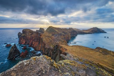 Madeira Adası manzaralı engebeli manzara - güneş doğarken Ponta do Sao Lourenco pelerini, Abismo bakış açısı. Madeira, Portekiz