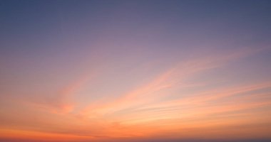 Gün batımından sonra güzel dramatik manzara gökyüzü arkaplanı gün batımından sonra