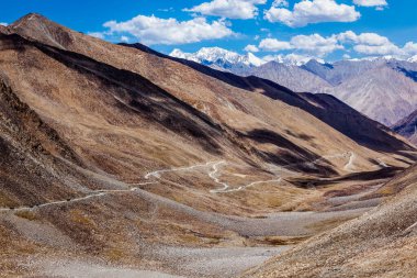 Himalaya Vadisi 'nin Kunzum La Geçidi' nin yakınındaki yol manzarası. İddialara göre dünyanın en yüksek otomobil geçidi. 5602 metre, Ladakh, Hindistan.