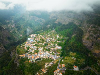 Miradouro da Eira do Serrado, Madeira Adası, Portekiz 'deki rahibeler vadisindeki Curral das Freiras köyünün insansız hava aracı görüntüsü.