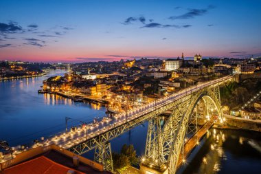 Porto şehri, Douro nehri ve Dom Luis köprüsünün ünlü turist bakış açısı Miradouro da Serra do Pilar 'ın akşam alacakaranlığı manzarası. Porto, Vila Nova de Gaia, Portekiz