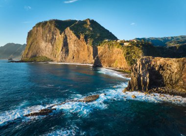 Madeira kayalıkları kıyı manzarasının gündoğumunda, Guindaste bakış açısı, Madeira adası, Portekiz